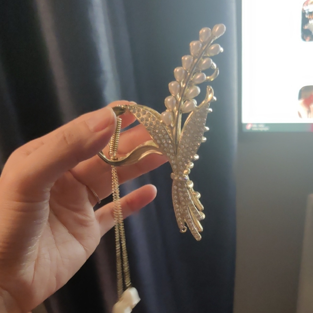 Elegant Gold and Pearl Hair Clip